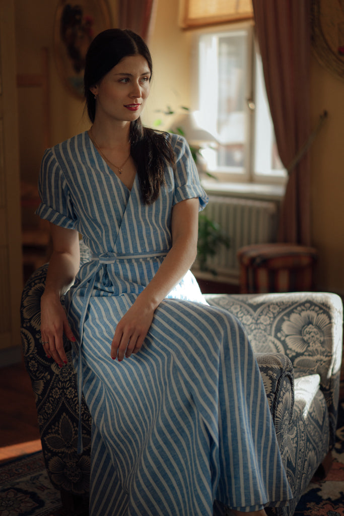 ELISE WRAP DRESS IN STRIPED LINEN LUXE HAPSAL ELISE WRAP DRESS IN STRIPED LINEN LUXE HAPSAL