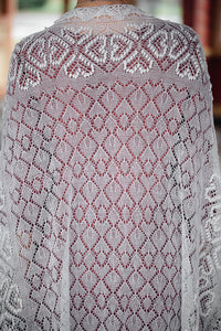 HAAPSALU SHAWL WITH HEART PATTERN IN WHITE